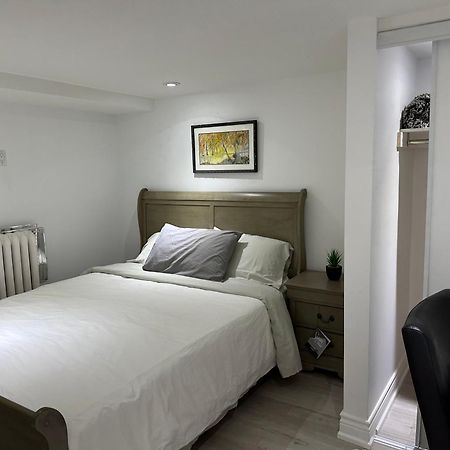 Double Bedroom On Up Or 3 Bedrooms In Basement Near Eglinton Subway Station Toronto Exterior photo