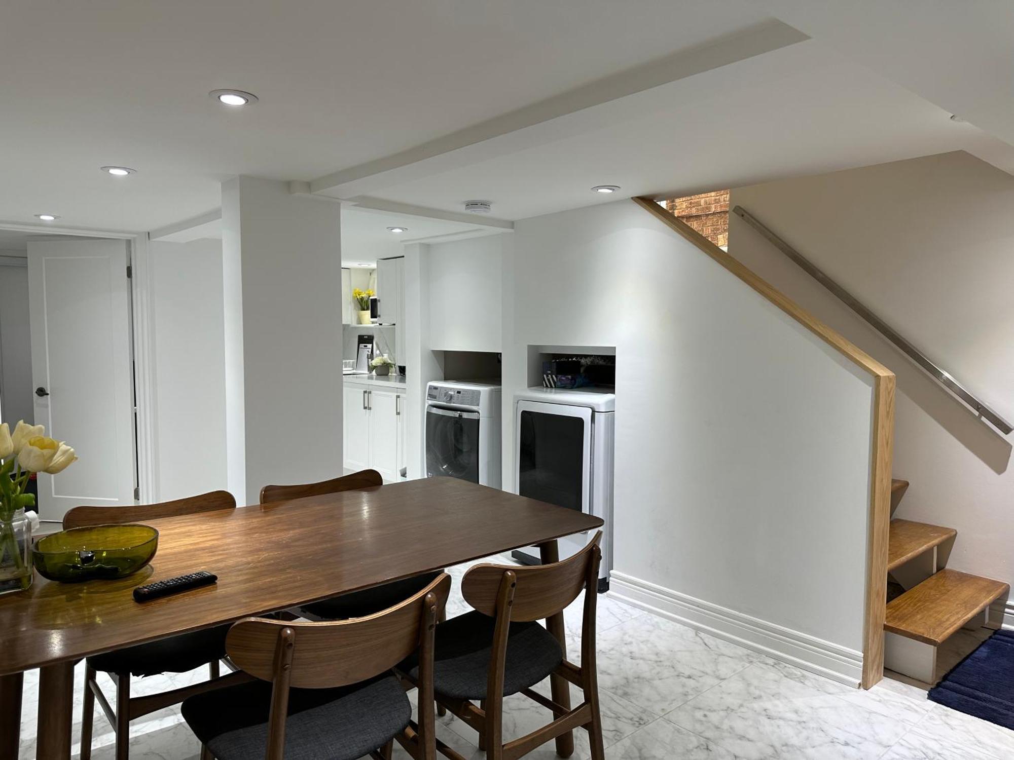 Double Bedroom On Up Or 3 Bedrooms In Basement Near Eglinton Subway Station Toronto Exterior photo