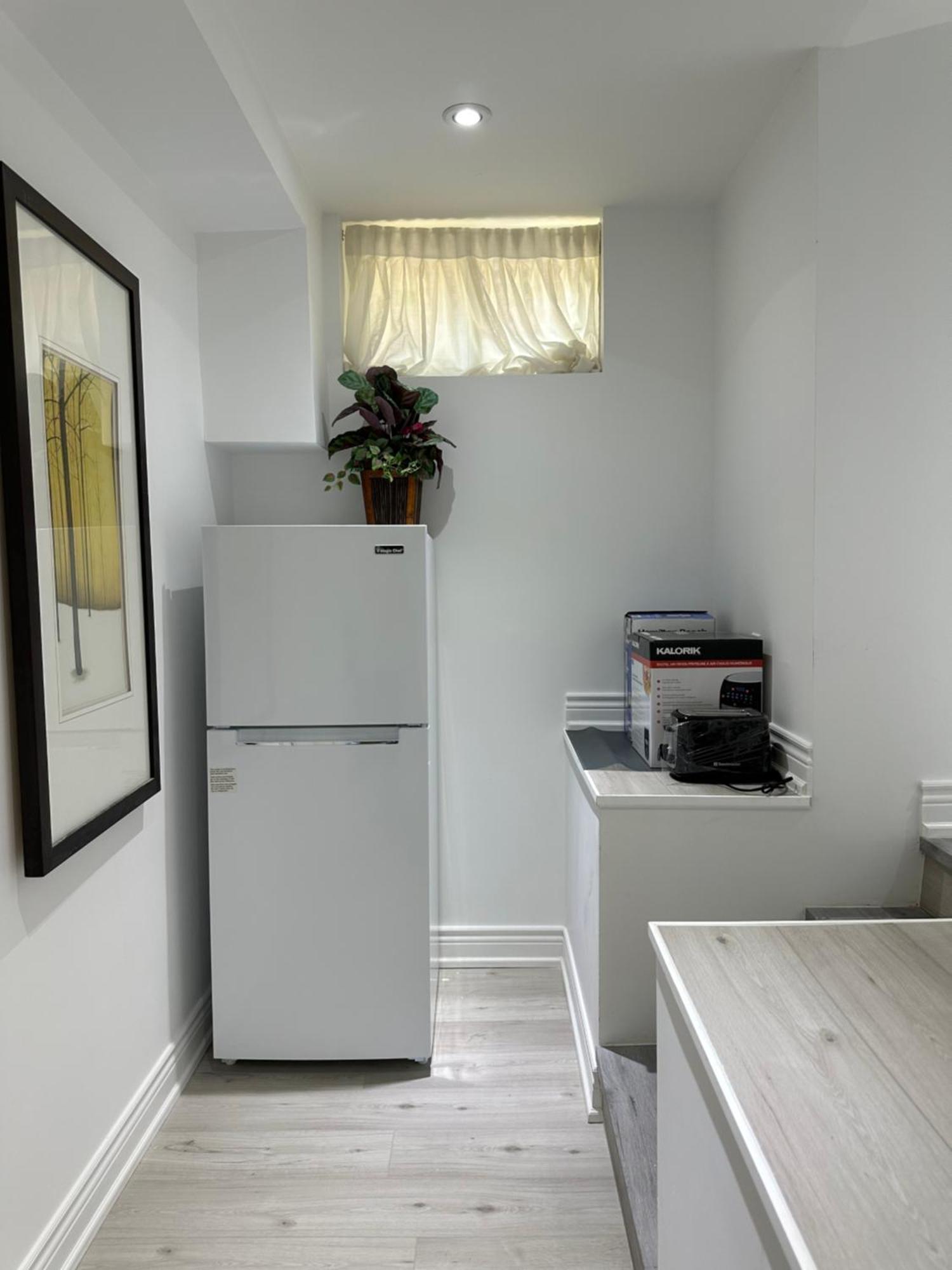 Double Bedroom On Up Or 3 Bedrooms In Basement Near Eglinton Subway Station Toronto Exterior photo