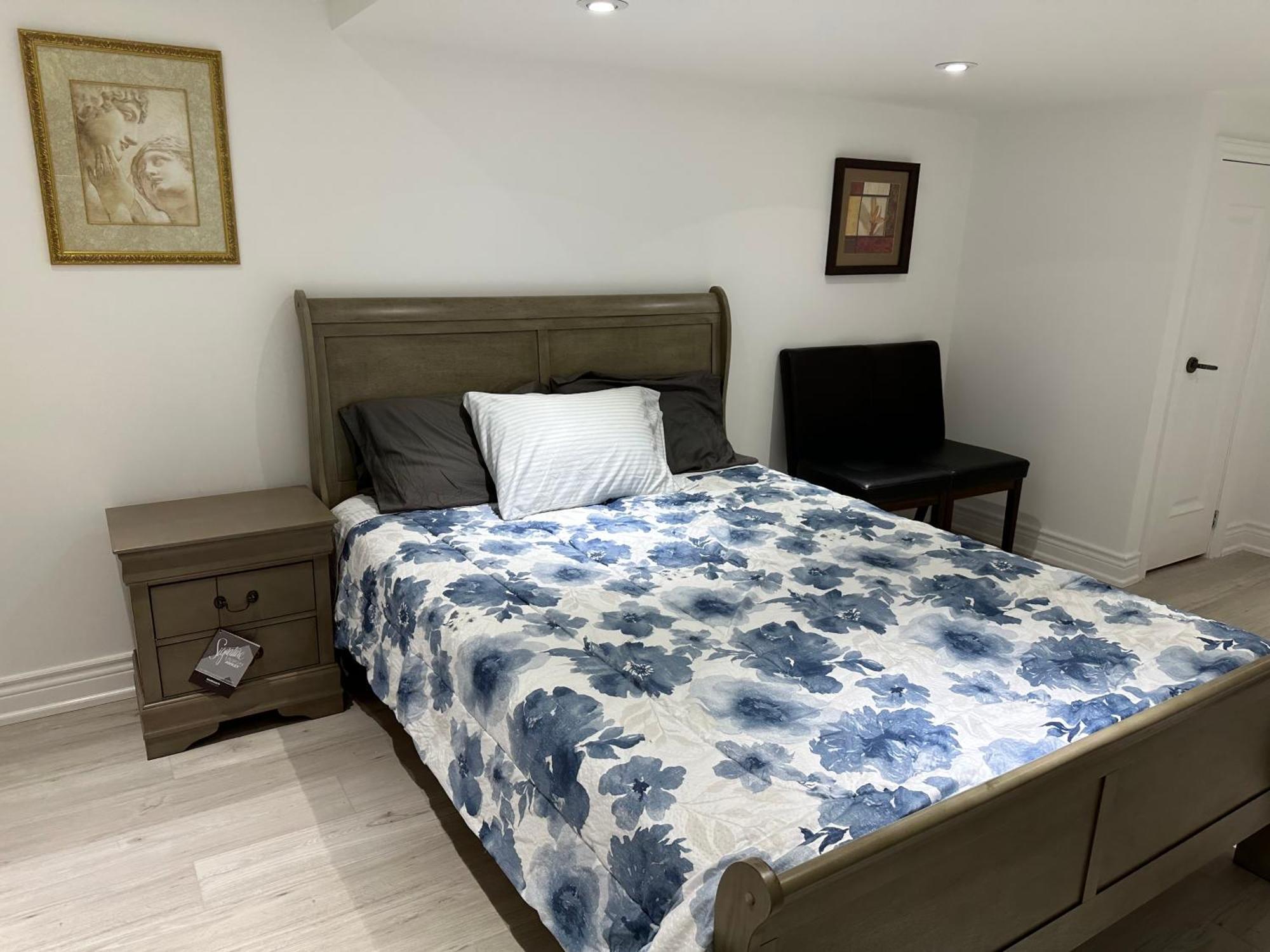 Double Bedroom On Up Or 3 Bedrooms In Basement Near Eglinton Subway Station Toronto Exterior photo