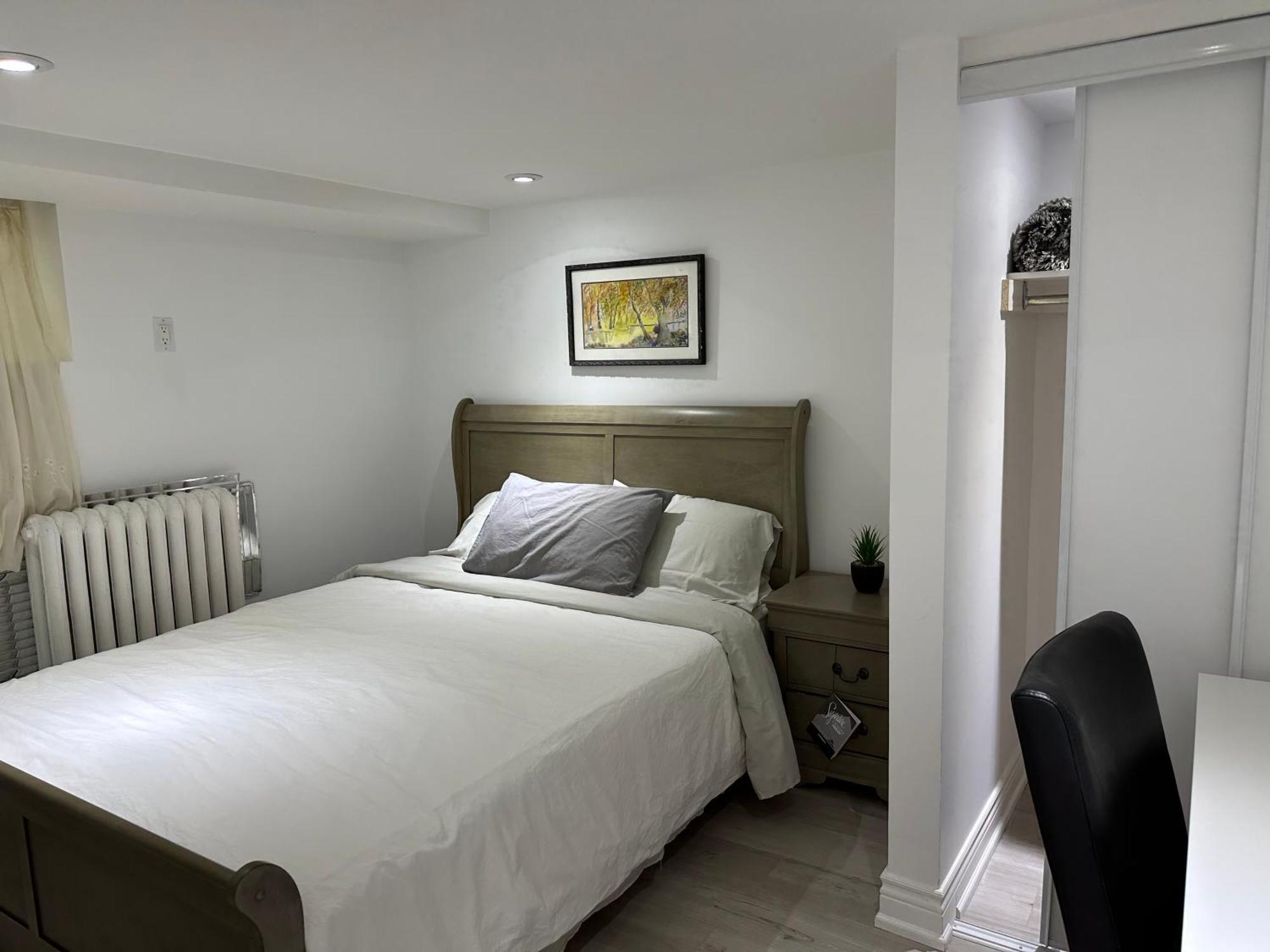 Double Bedroom On Up Or 3 Bedrooms In Basement Near Eglinton Subway Station Toronto Exterior photo