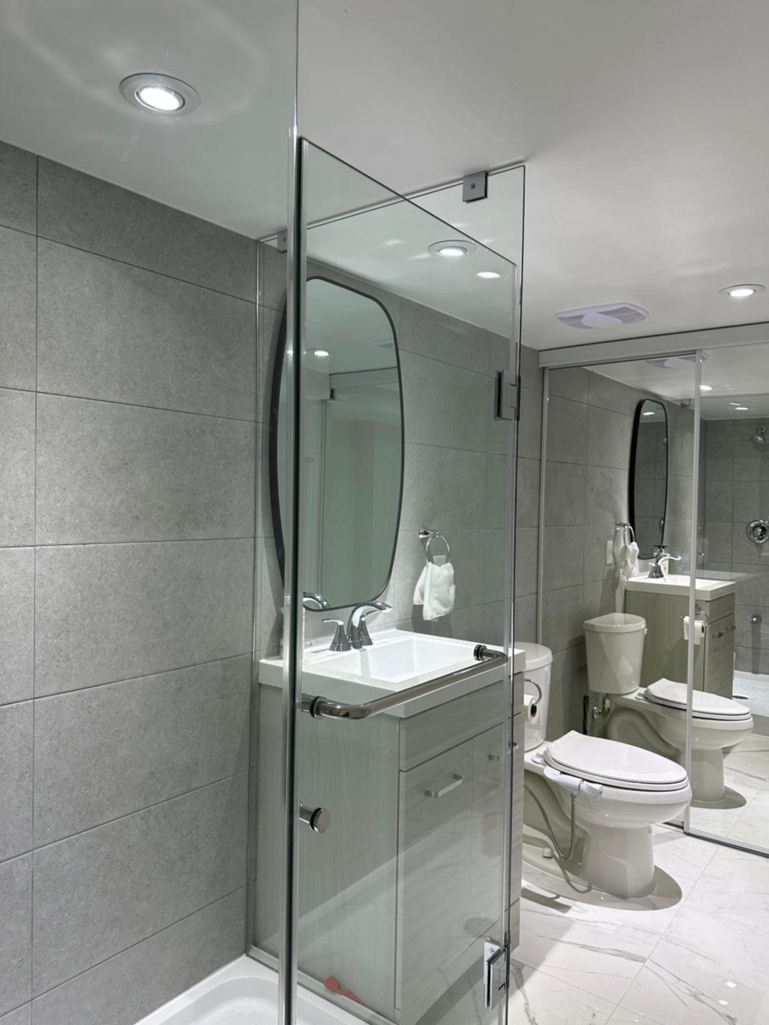 Double Bedroom On Up Or 3 Bedrooms In Basement Near Eglinton Subway Station Toronto Exterior photo