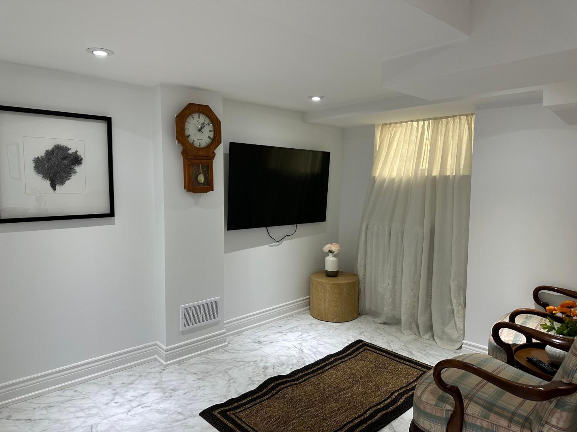 Double Bedroom On Up Or 3 Bedrooms In Basement Near Eglinton Subway Station Toronto Exterior photo