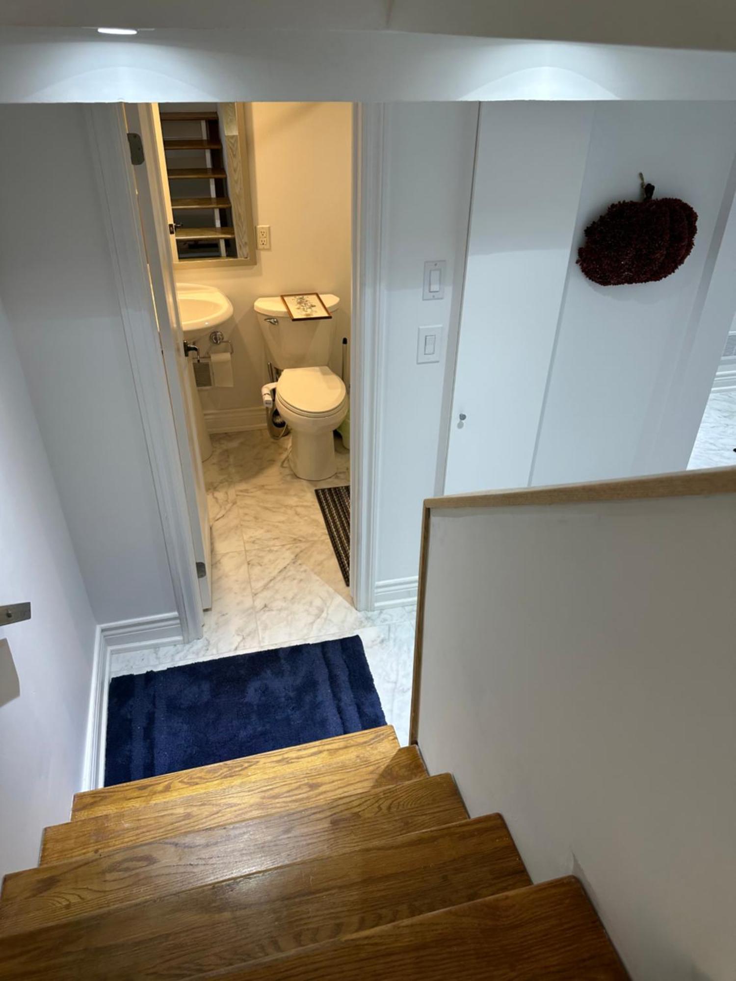Double Bedroom On Up Or 3 Bedrooms In Basement Near Eglinton Subway Station Toronto Exterior photo