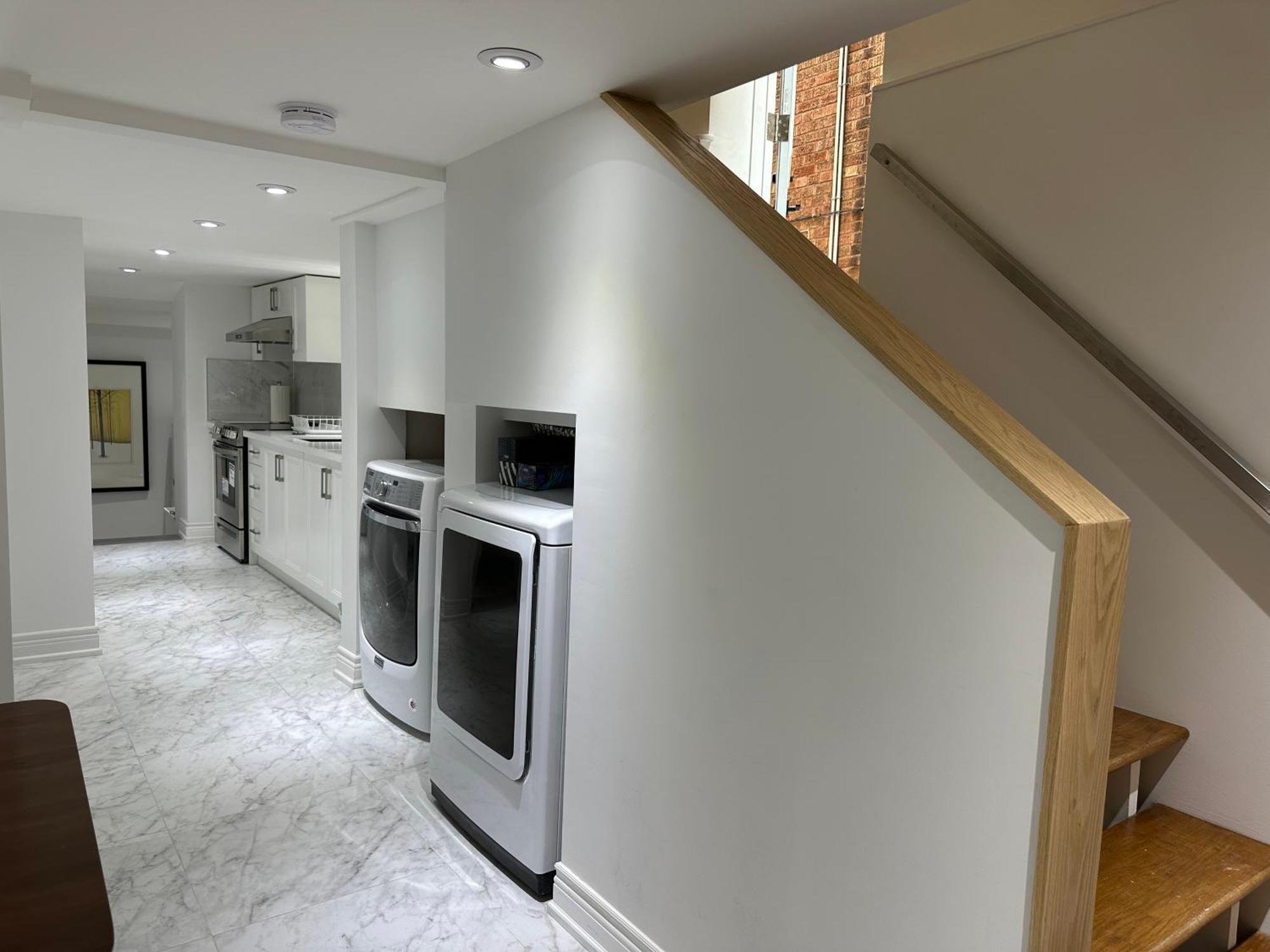 Double Bedroom On Up Or 3 Bedrooms In Basement Near Eglinton Subway Station Toronto Exterior photo