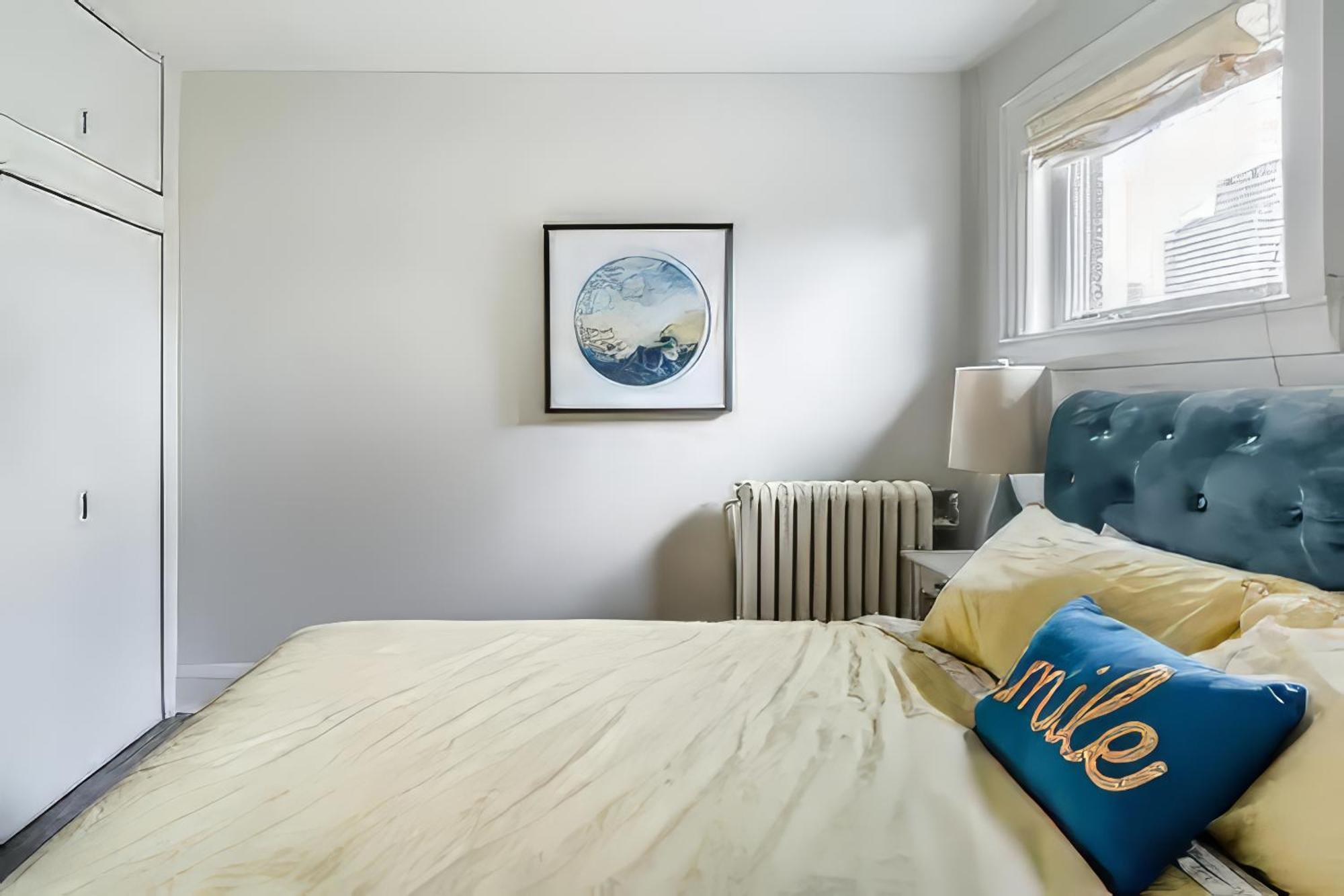 Double Bedroom On Up Or 3 Bedrooms In Basement Near Eglinton Subway Station Toronto Exterior photo